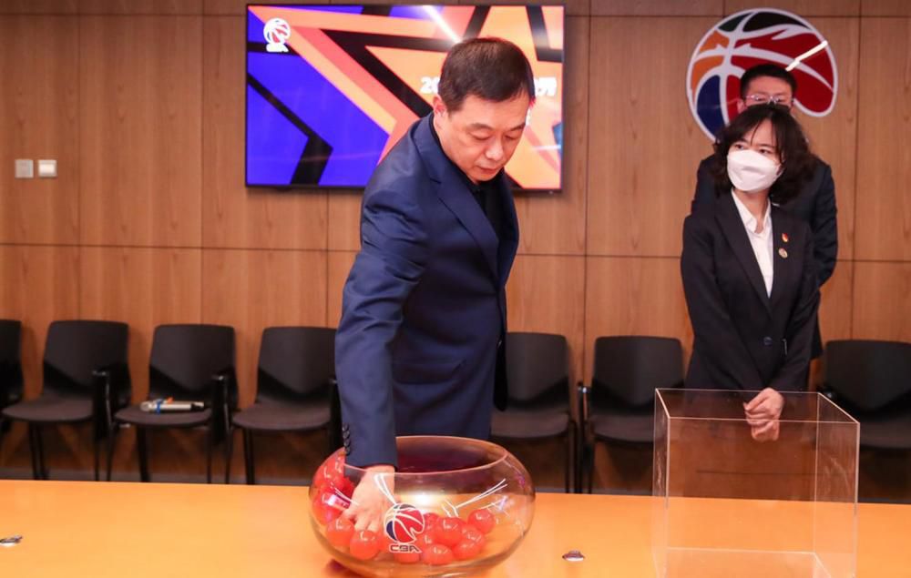 事件记者：曼联给瓦拉内标价2000万-3000万欧元，拜仁正在关注他德国天空体育名记Florian Plettenberg消息，曼联已经意识到了瓦拉内对自己的现状不满，愿意在冬窗放球员离队，不过曼联目前暂不考虑外租瓦拉内，只想出售球员。